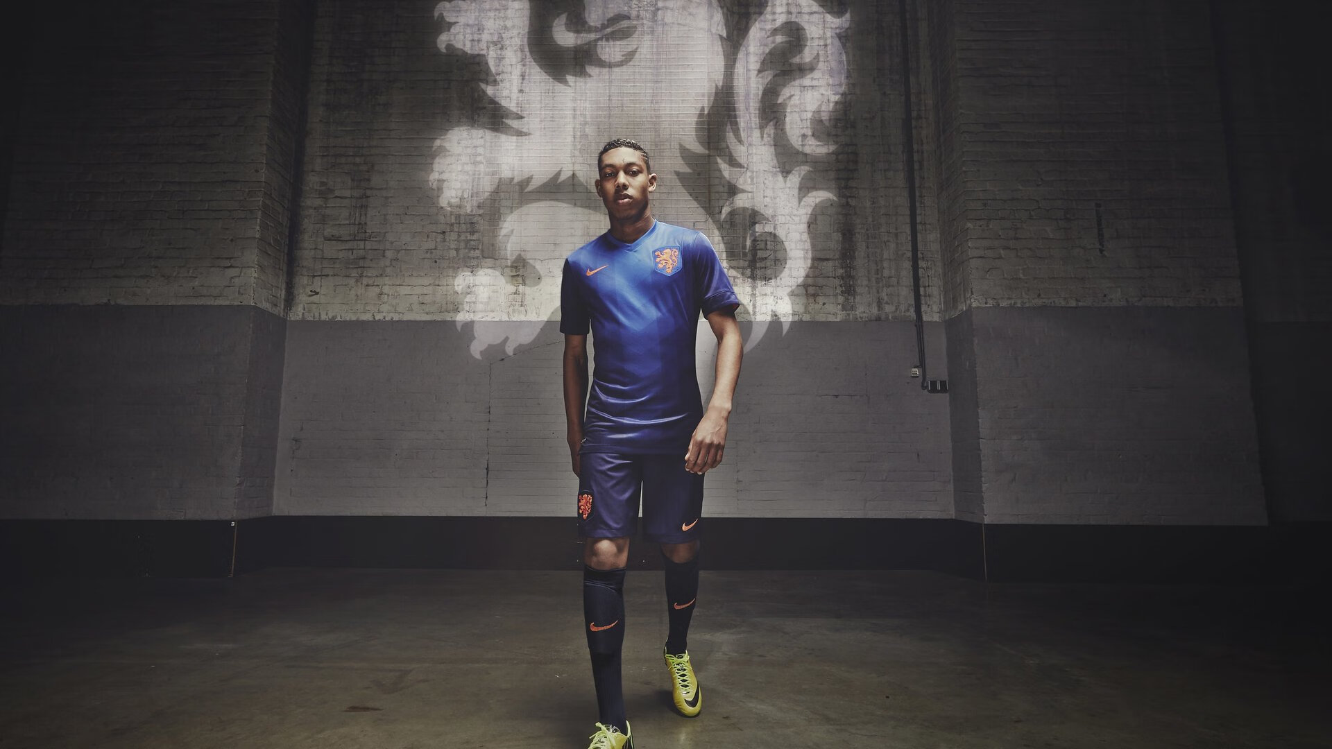 九游-球迷自制战术分析视频走红社交平台体现民间分析水平，自制足球战术板