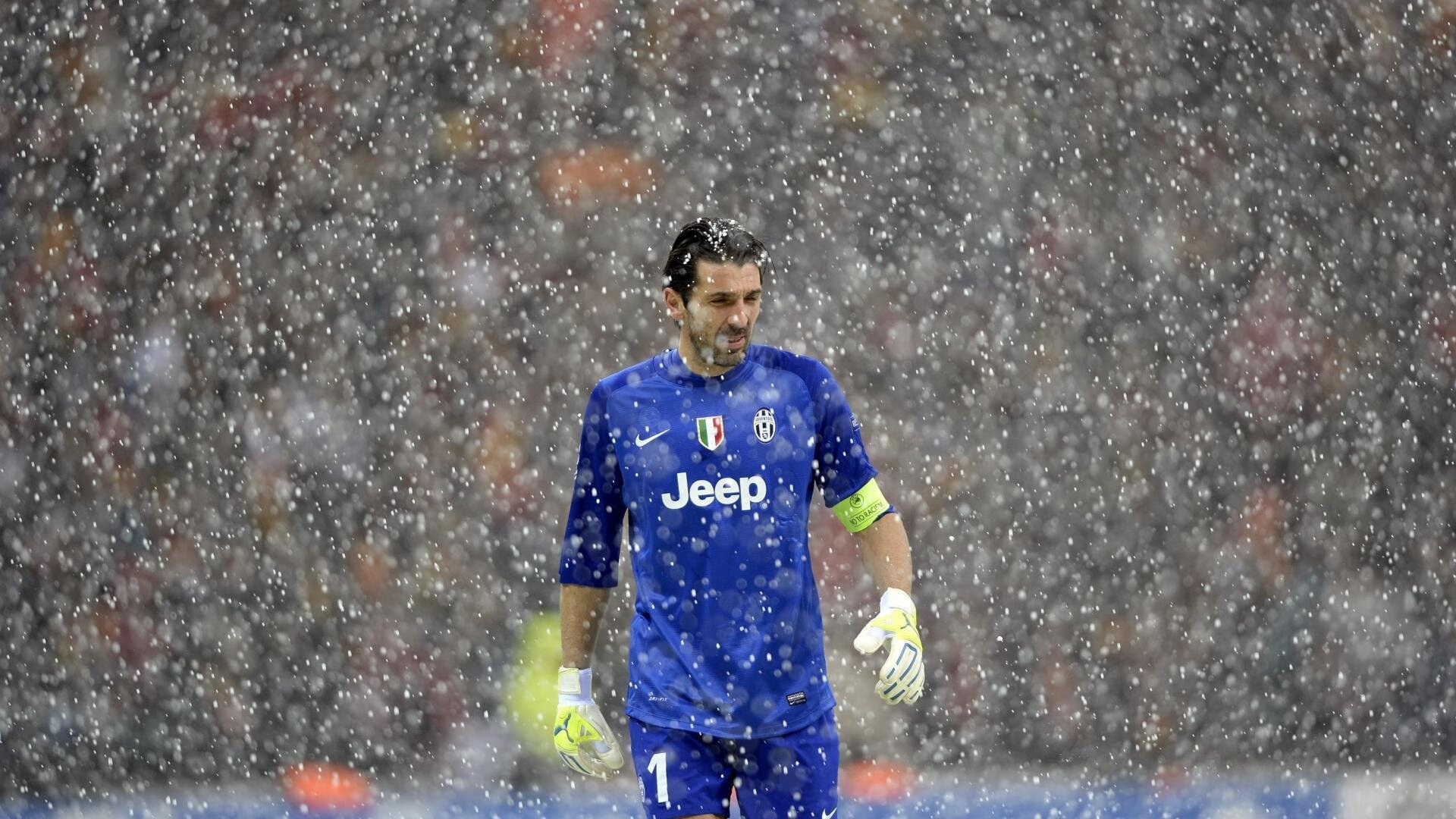 裁判在关键比赛中控场能力出色避免局势失控保持公平，裁判员对比赛进行管理的手势有